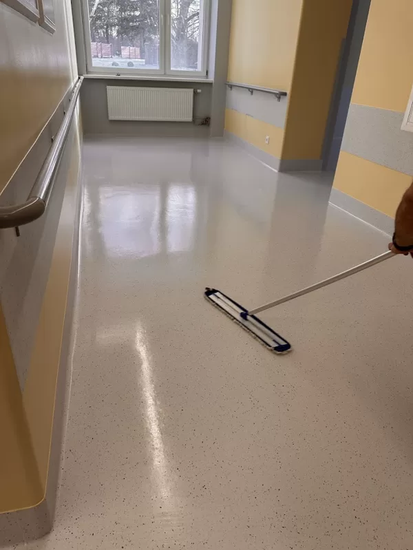 Linoleja grīdas vaskošana slimnīcā