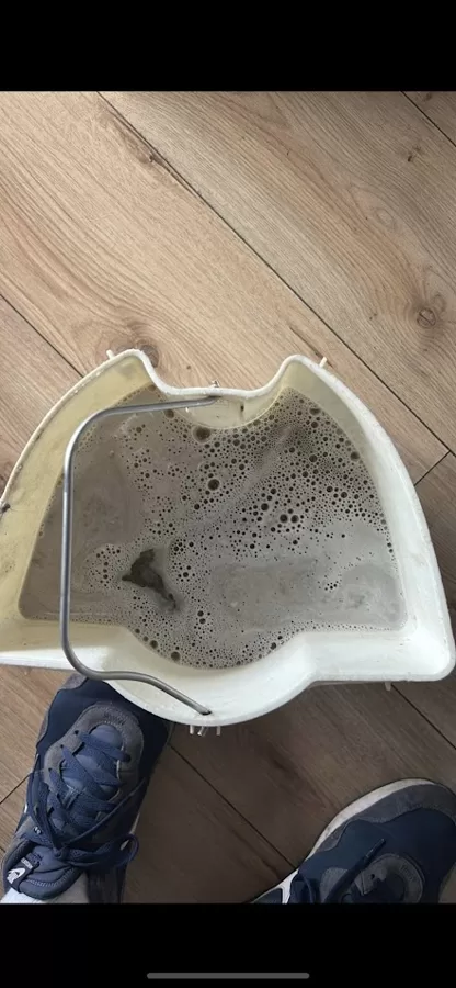 Netīrais ūdens pēc dīvāna dziļās tīrīšanas
