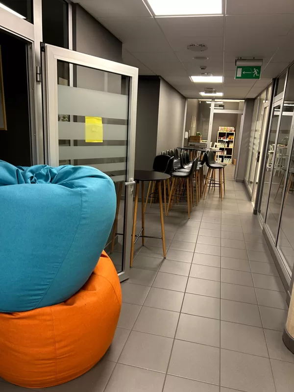 Biroja ģenerālā tīrīšana un mēbeļu uzkopšana
