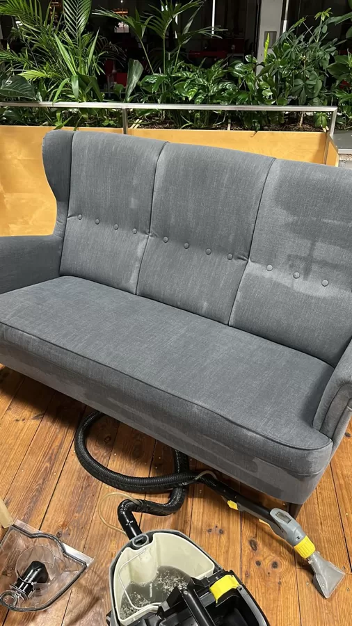 Pelēka sofas tīrīšana ar Kärcher Puzzi